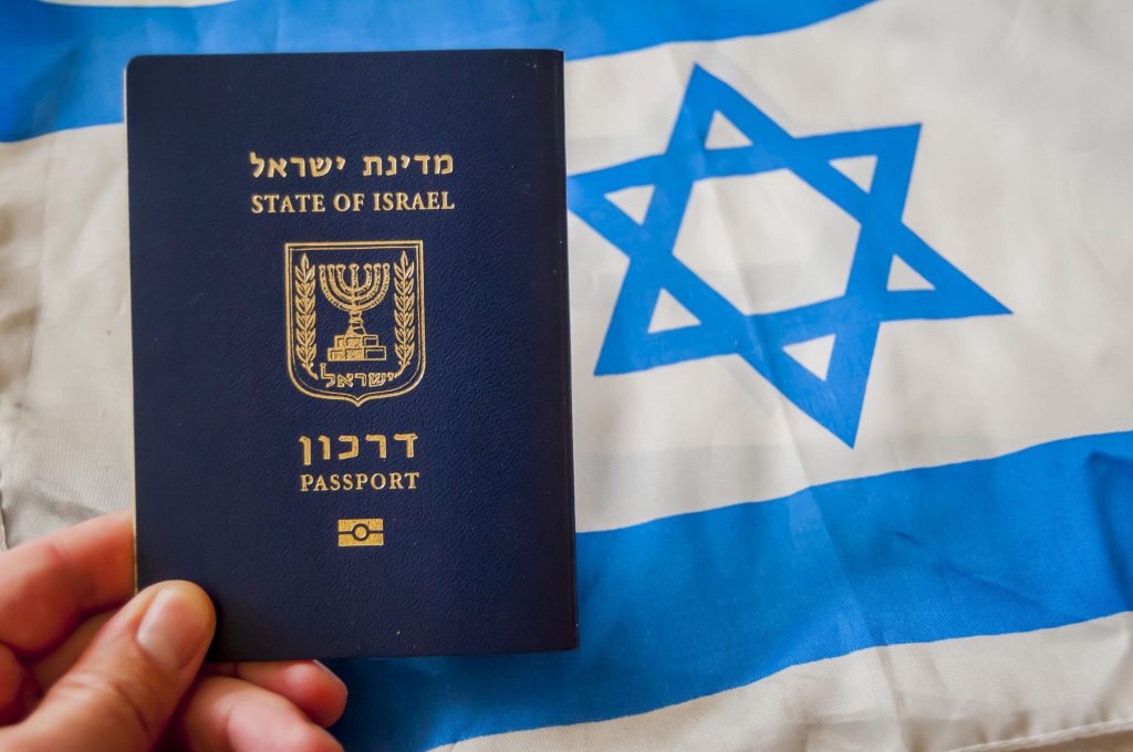 Заграничный паспорт Израиля Даркон на фоне флага Израиля